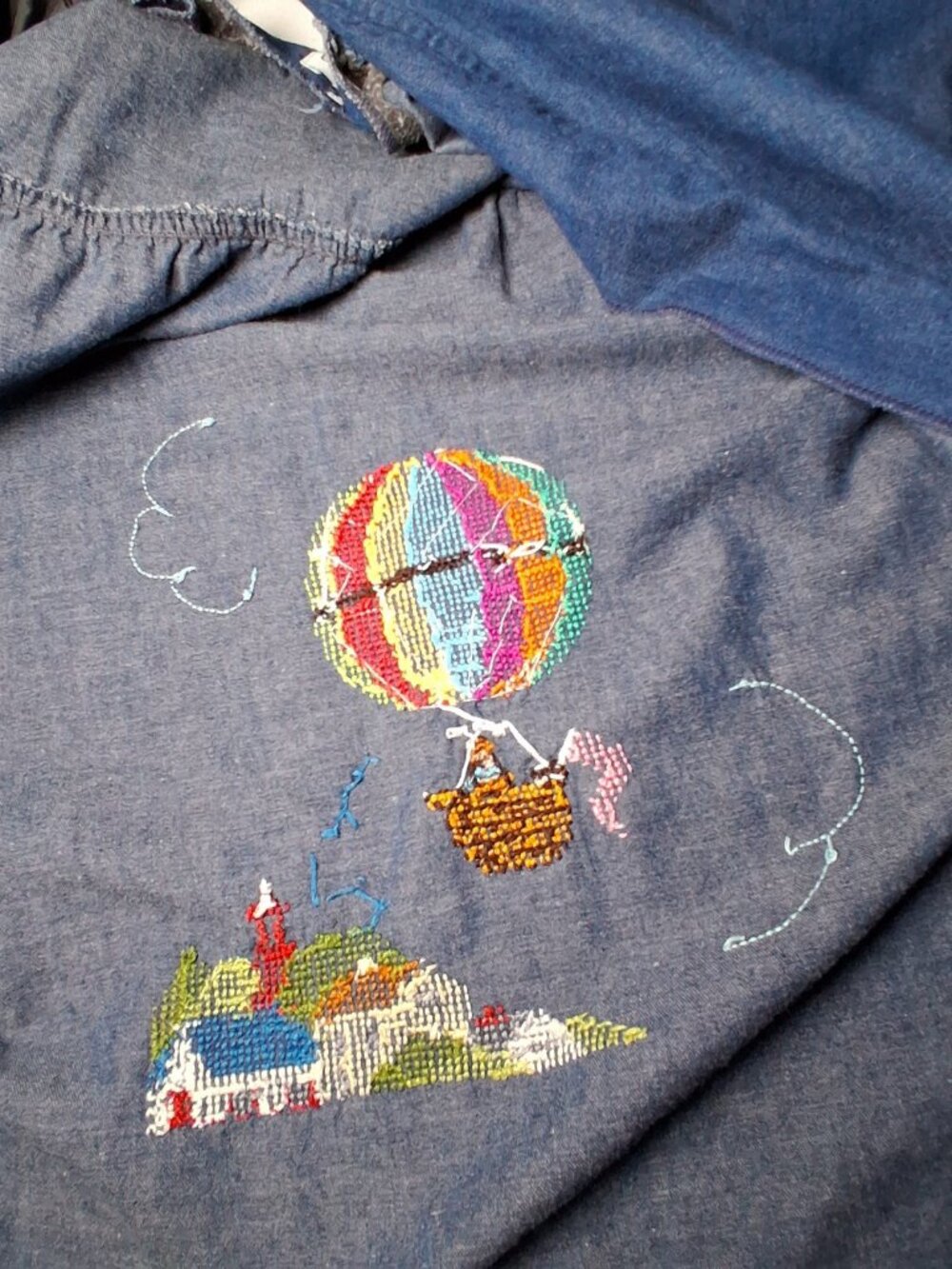 Hot Air Balloon Over Village Cross Stitch Chambray Shirt Large Blue Open Front - Picture 11 of 16